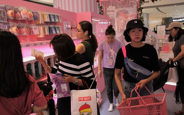 Varias chicas compran en una tienda de Sailor Moon en China - Sputnik Mundo