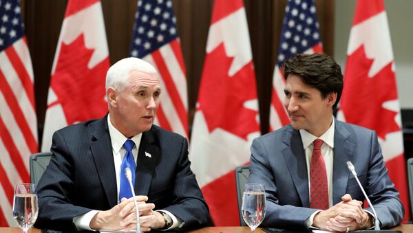 El vicepresidente de EEUU, Mike Pence, y el primer ministro de Canadá, Justin Trudeau - Sputnik Mundo