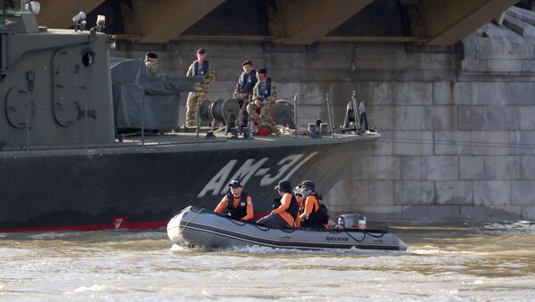 La búsqueda de las víctimas tras naufragio en Budapest - Sputnik Mundo