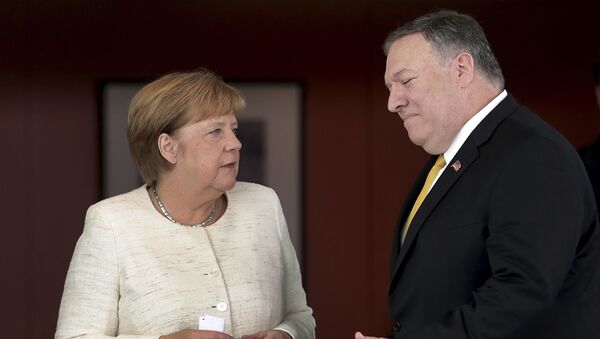 El secretario de Estado de EEUU, Michael Pompeo, y la canciller de Alemania, Angela Merkel - Sputnik Mundo