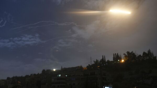 Un misil sobrevolando Damasco, Siria (archivo) - Sputnik Mundo