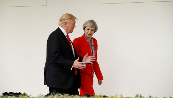 El presidente de EEUU, Donald Trump, escolta a la primera ministra británica, Theresa May  - Sputnik Mundo