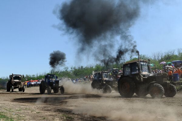 Bizon Track Show, la insólita carrera de tractores que se celebra en el sur de Rusia - Sputnik Mundo