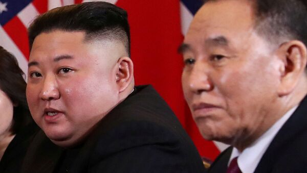 El líder de Corea del Norte, Kim Jong-un, junto al miembro del equipo negociador de Corea del Norte, Kim Yong-chol - Sputnik Mundo
