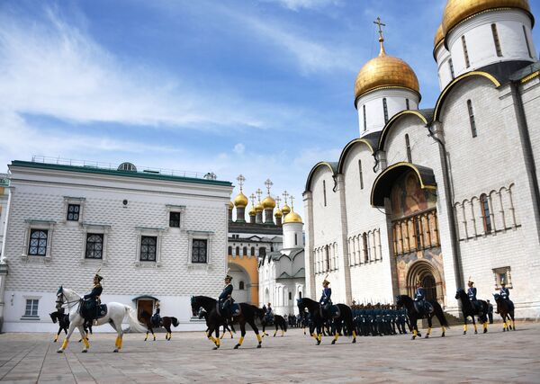 Las guardianas del Kremlin protagonizan un imponente  cambio de guardia - Sputnik Mundo