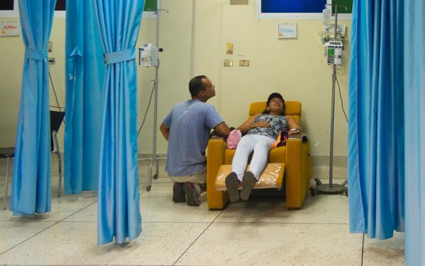 Pacientes oncológicos encontraron una opción en hospitales semiprivados en los que por un costo inferior al de centros de salud privados les aplican quimioterapias - Sputnik Mundo