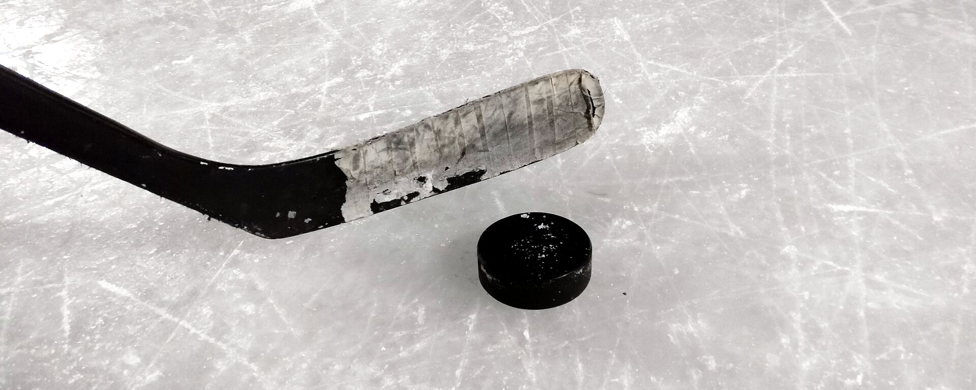 Un 'poc' y un palo de hockey sobre hielo - Sputnik Mundo, 1920, 18.01.2021