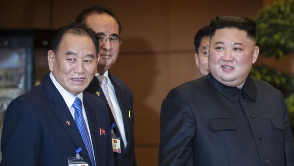 El vicepresidente del Partido de los Trabajadores de Corea, Kim Yong-chol, junto al líder norcoreano, Kim Jong-un, en Hanói - Sputnik Mundo