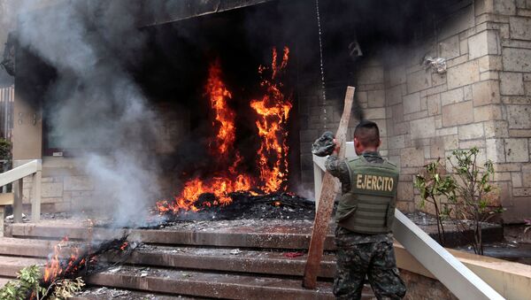 La quema de la puerta de la embajada de EEUU en Honduras - Sputnik Mundo