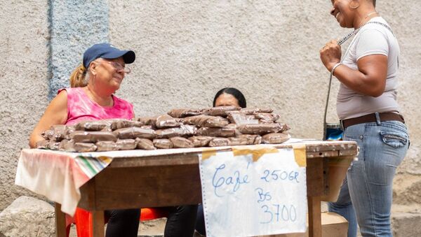 En el mercado de Altos de Lídice, los habitantes de la comuna encuentran maneras de abastecerse a pesar de la guerra económica que acucia a Venezuela - Sputnik Mundo