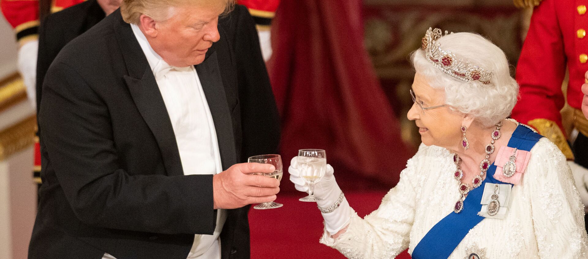 La reina Isabel II y el presidente de EEUU, Donald Trump, durante la visita del mandatario al Reino Unido - Sputnik Mundo, 1920, 04.06.2019
