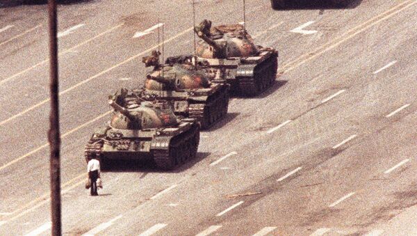 Un hombre frente a varios tanques en Pekín en 1989 - Sputnik Mundo
