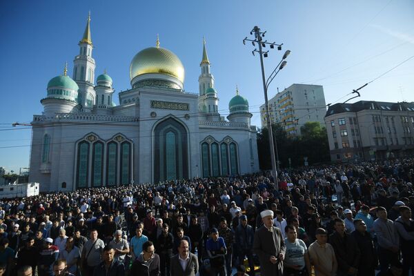 Dulces, oraciones y abrazos: así celebra el mundo musulmán una de sus fiestas más importantes - Sputnik Mundo