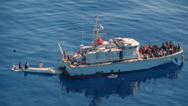 Un barco con migrantes en el Mediterraneo - Sputnik Mundo