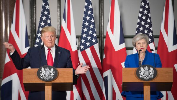 El presidente de Estados Unidos, Donald Trump, y la primera ministra británica, Theresa May - Sputnik Mundo