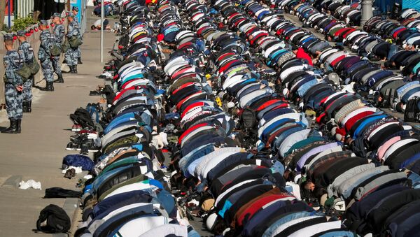 Los musulmanes rezan durante el Eid al Fitr - Sputnik Mundo