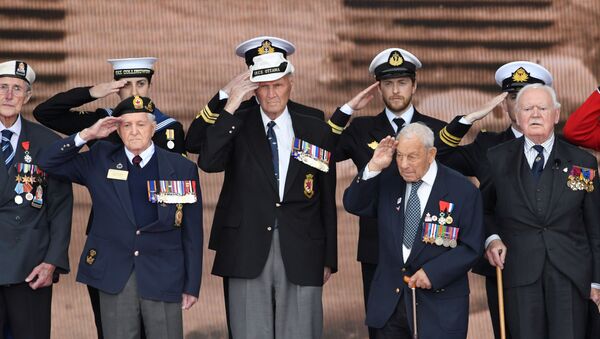 Los veteranos durante los actos conmemorativos del Desembarco de Normandía en Portsmouth - Sputnik Mundo