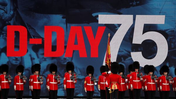 Soldiers stay stand for the event to commemorate the 75th anniversary of D-Day, in Portsmouth, Britain, June 5, 2019 - Sputnik Mundo