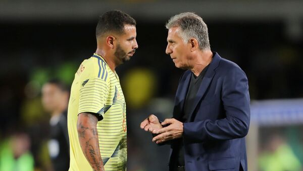 El entrenador portugués Carlos Queiroz dialoga con el futbolista Edwin Cardona durante un partido de la selección de Colombia  - Sputnik Mundo