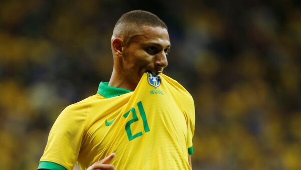 El futbolista brasileño Richarlison celebra un gol durante un partido amistoso contra Catar - Sputnik Mundo