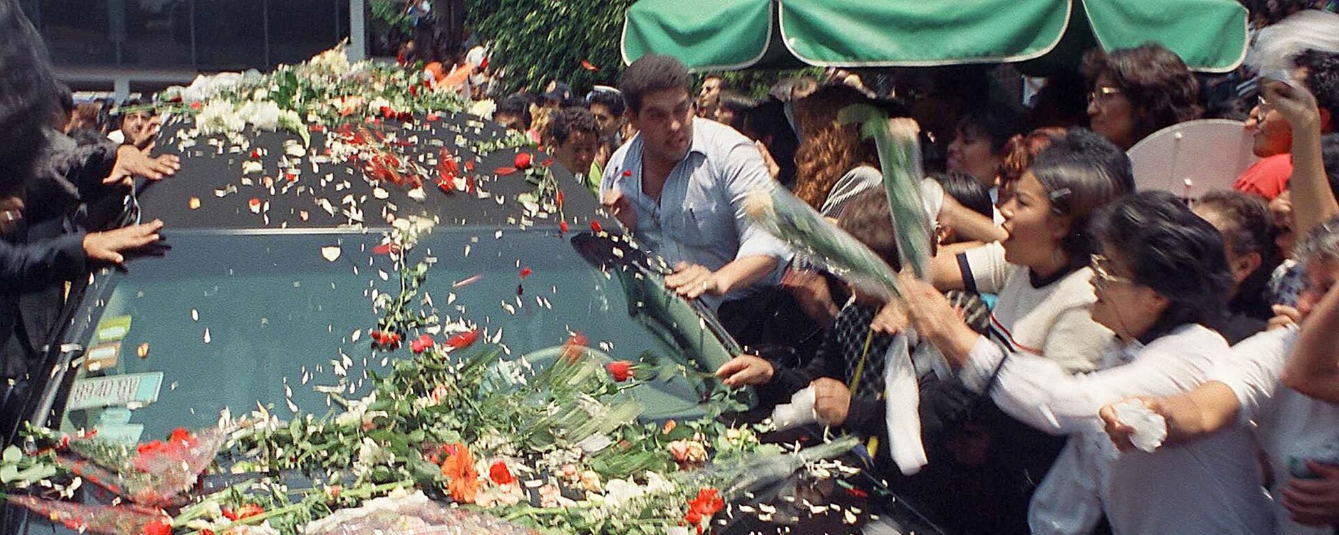 Seguidores de Francisco Paco Stanley arrojan flores en su carro fúnebre durante su funeral, el 8 de junio de 1999 en Ciudad de México - Sputnik Mundo, 1920, 06.06.2019