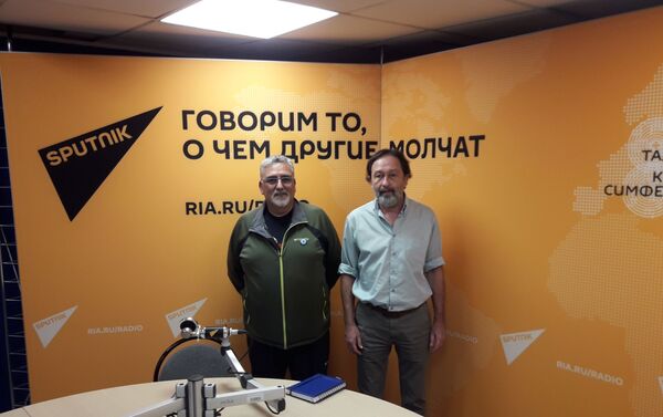 Carlos Pereyra Mele (i) y Carlos Antonio Fernández en los estudios de Radio Sputnik en Moscú - Sputnik Mundo