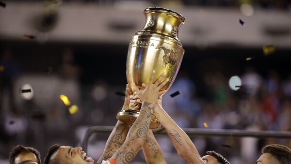 La selección chilena con el trofeo de la Copa América Centenario - Sputnik Mundo