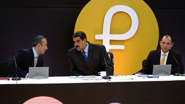 El presidente de Venezuela, Nicolás Maduro, junto al logo de la criptomoneda 'Petro' - Sputnik Mundo