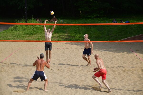 Jugadores de voleibol de playa en el parque Tropariovo. - Sputnik Mundo