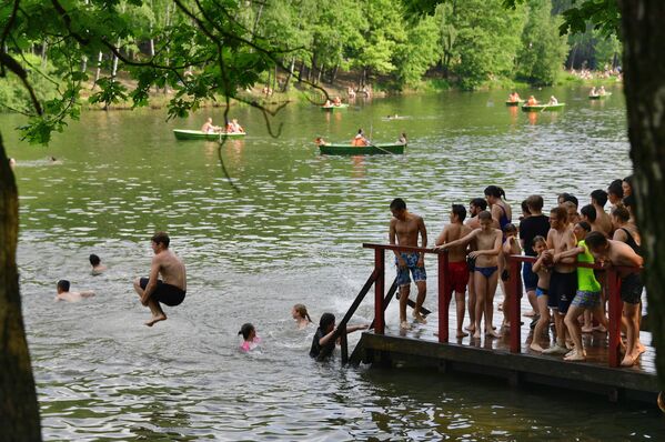 Moscovitas se bañan en un estanque en el parque Tropariovo. - Sputnik Mundo
