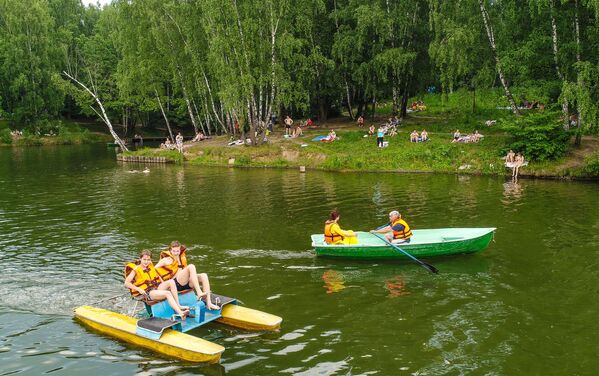 Moscovitas en barcos y catamaranes en un estanque del parque Tropariovo. - Sputnik Mundo