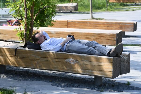 Un hombre descansa en el parque Zariadie. - Sputnik Mundo