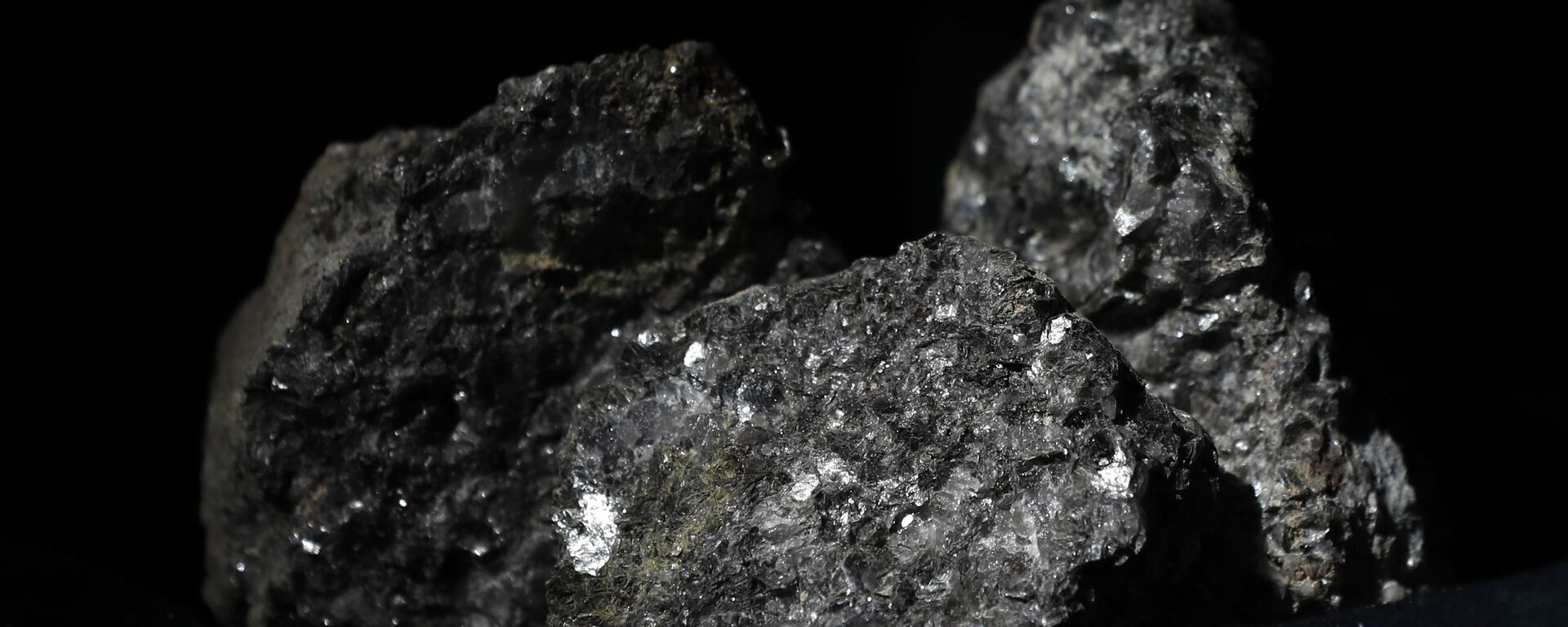 Partículas de litio brillan en la superficie de un mineral  - Sputnik Mundo, 1920, 25.08.2022