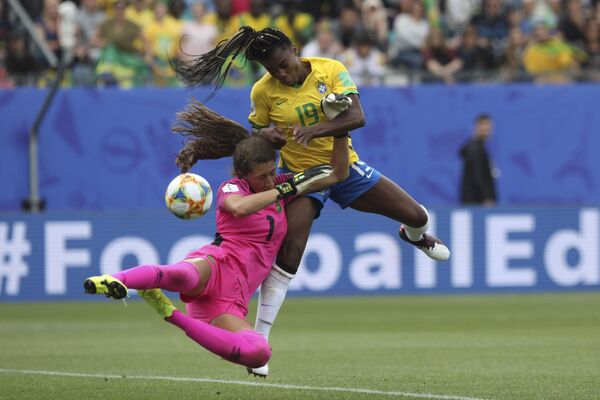 La portera jamaiquina Sydney Schneider y la brasileña delantera Ludmila se enfrentan durante el Mundial 2019 - Sputnik Mundo