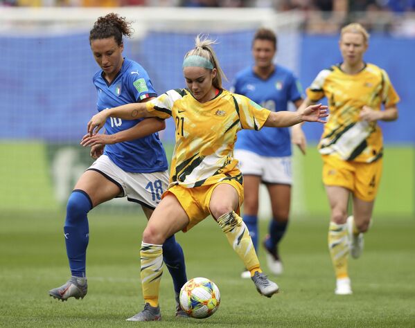 La italiana Ilaria Mauro se enfrenta a la australiana Ellie Carpenter durante el Mundial 2019 - Sputnik Mundo
