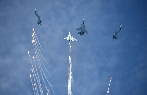 Acrobacias y tareas difíciles: los grupos aéreos de Rusia miden sus fuerzas en Crimea - Sputnik Mundo