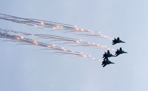 Acrobacias y tareas difíciles: los grupos aéreos de Rusia miden sus fuerzas en Crimea - Sputnik Mundo
