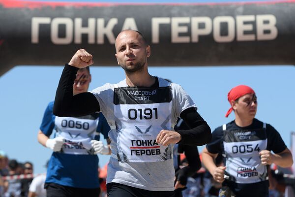 'Carrera de los Héroes': la competición para los más fuertes se celebra en Rusia - Sputnik Mundo