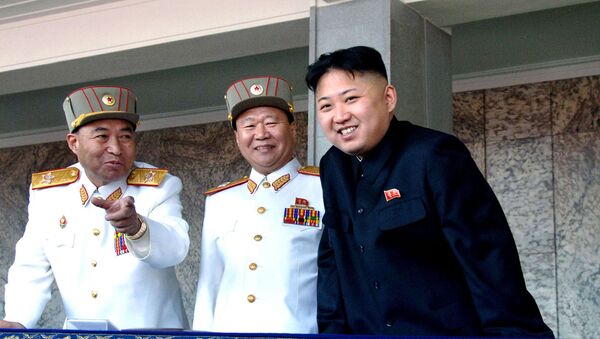 El líder norcoreano Kim Jong-un con dos militares - Sputnik Mundo