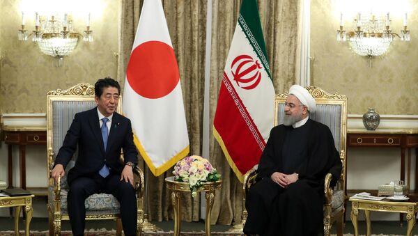 El primer ministro de Japón, Shinzo Abe, y el presidente persa, Hasán Rohaní - Sputnik Mundo