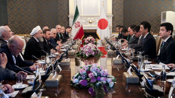 El primer ministro de Japón, Shinzo Abe, y el presidente persa, Hasán Rohaní - Sputnik Mundo
