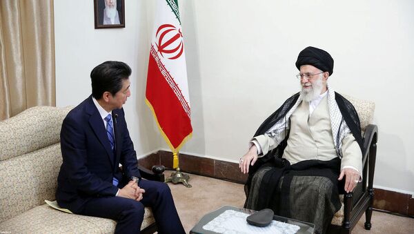 El primer ministro de Japón, Shinzo Abe, en una reunión con el líder supremo de Irán, el ayatolá Alí Jameneí - Sputnik Mundo