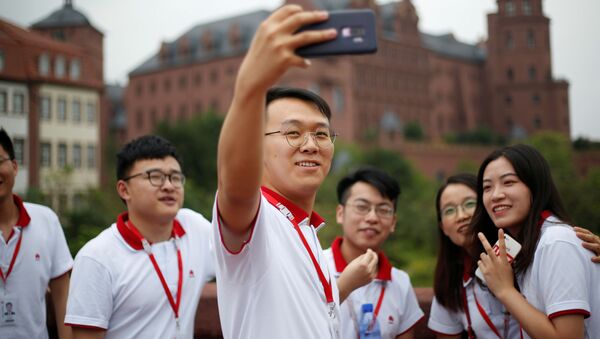 Unos chinos se hacen una 'selfi' con un teléfono Huawei - Sputnik Mundo