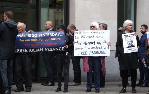 Manifestación de los partidarios de Assange  - Sputnik Mundo