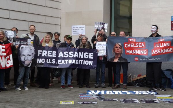 Manifestación de los partidarios de Assange - Sputnik Mundo