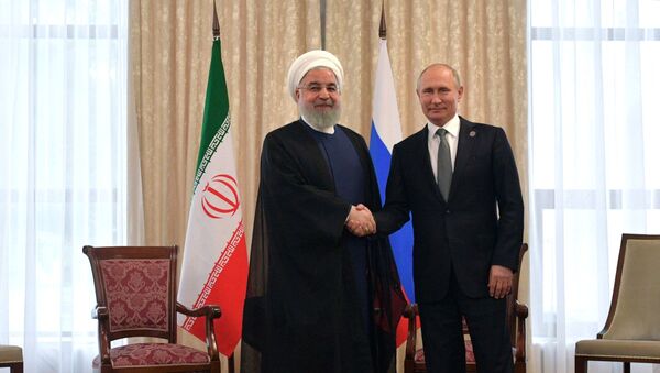El presidente iraní, Hasán Rohaní, y el presidente ruso, Vladímir Putin - Sputnik Mundo