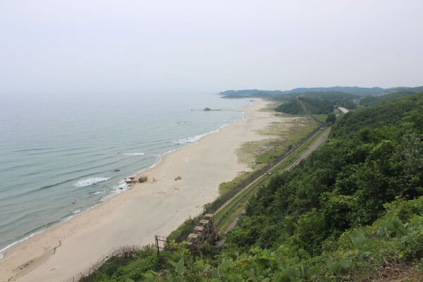 Las vías de tren vistas a lo largo de la línea de mar llegando hasta Corea del Norte - Sputnik Mundo