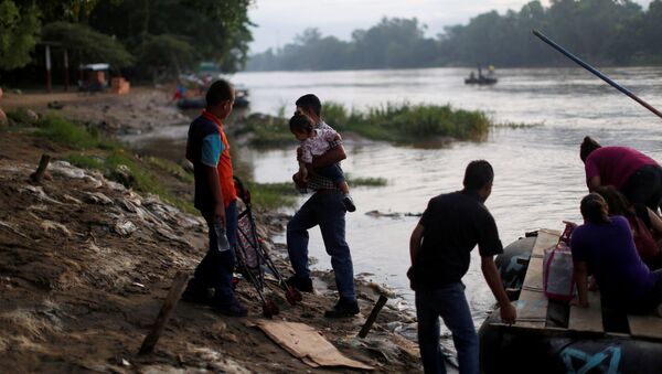 Migrantes centroamericanos intentan cruzar a México por el río Suchiate, en Chiapas, frontera con Guatemala - Sputnik Mundo