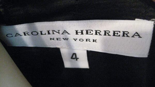 Etiqueta de una prenda de ropa de Carolina Herrera - Sputnik Mundo