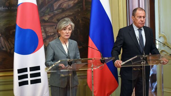 La ministra de Exteriores surcoreana, Kang Kyung-hwa, con su par ruso, Serguéi Lavrov - Sputnik Mundo